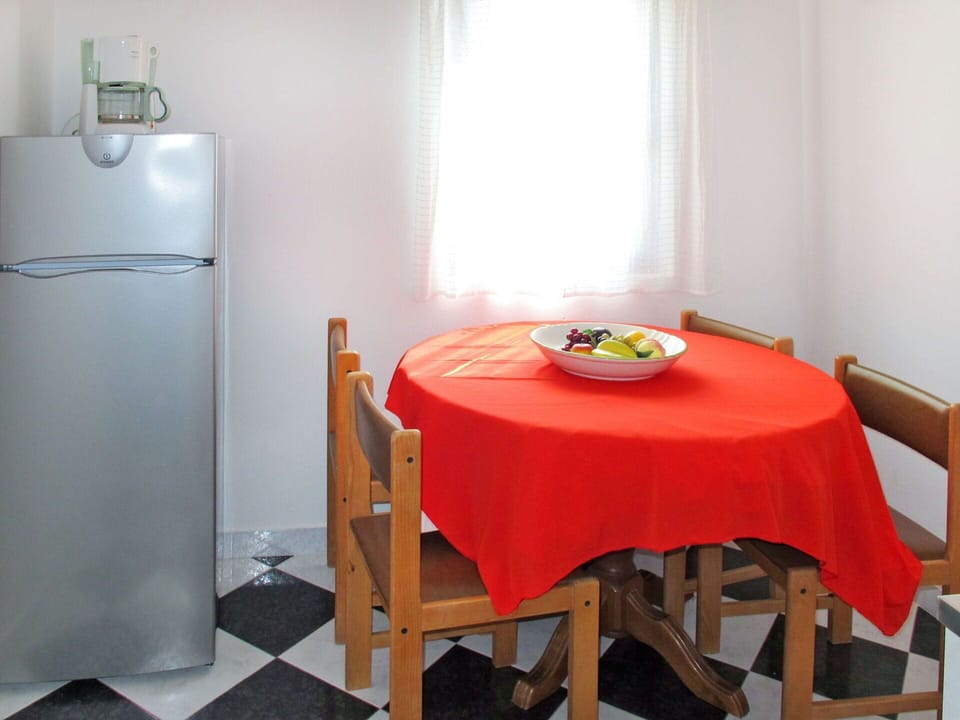 Furniture, Property, Table, Interior Design, Kitchen Appliance, Window, Kitchen & Dining Room Table, Tablecloth, Building, Wood