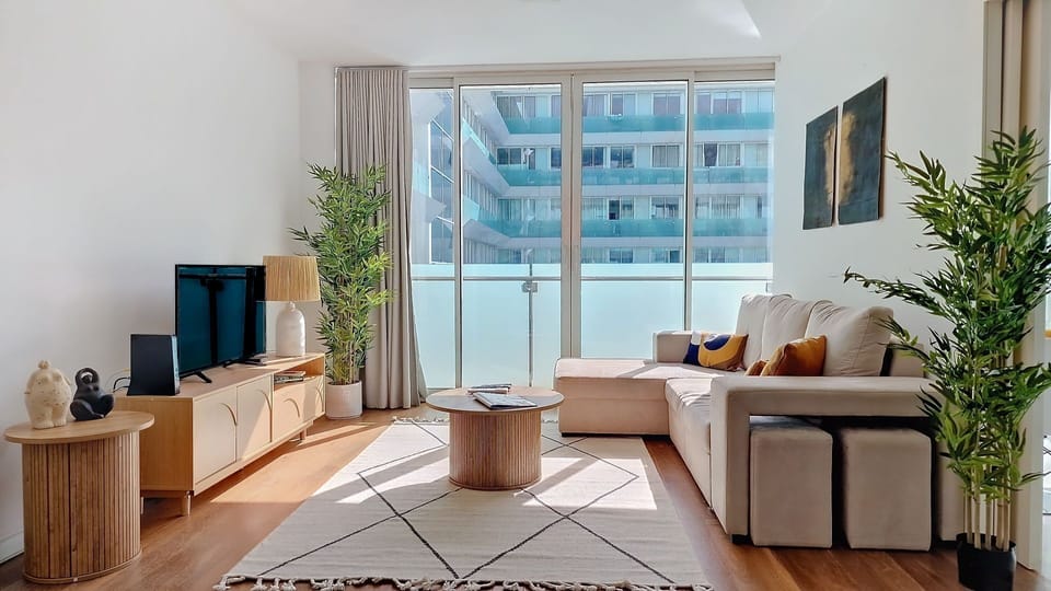 Unwind in style at Upscale 2's living room. Immerse yourself in the chic decor, where vibrant natural elements blend seamlessly with modern comfort. Your perfect retreat in the heart of Funchal awaits. #smartTV #sofabed #luxuryfeeling