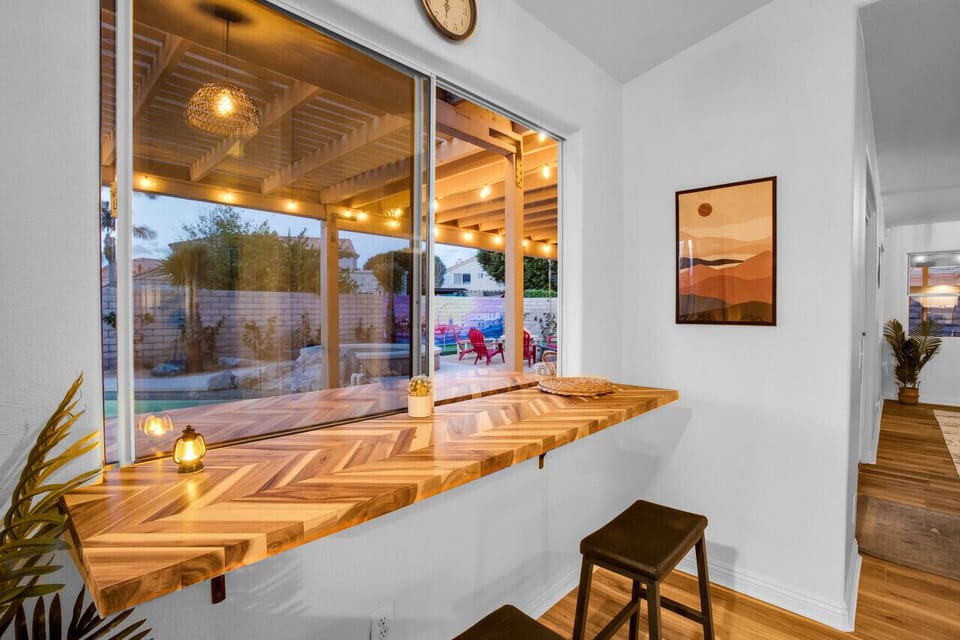 Indoor - Outdoor bar!