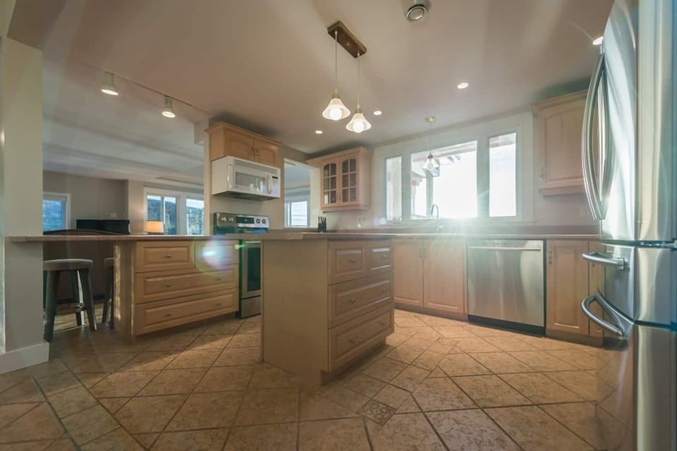 A fully equipped kitchen! From essential cookware to thoughtful extras like olive oil, spices, and coffee, we've got everything covered to make your stay hassle-free.