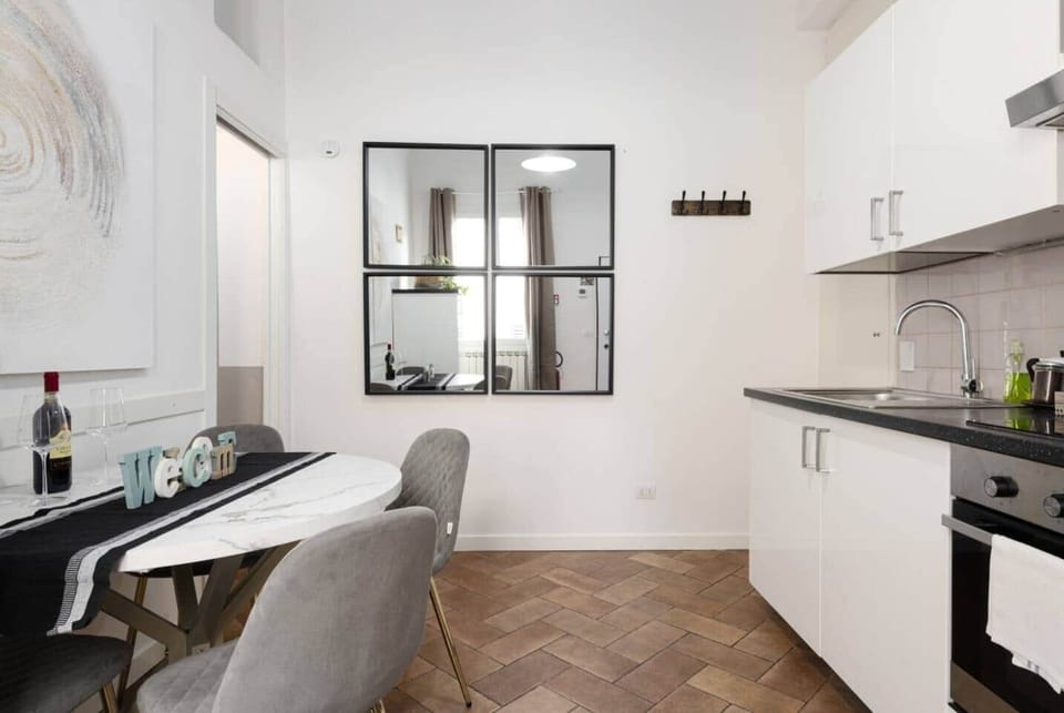 “Sublime Home” – Angolo di charme nel cuore di Firenze Nel pieno centro di Firenze, Sublime Home è l’appartamento perfetto per chi cerca un’oasi di charme e intimità. Le due eleganti camere matrimoniali, ciascuna con il proprio bagno privato, sono cu