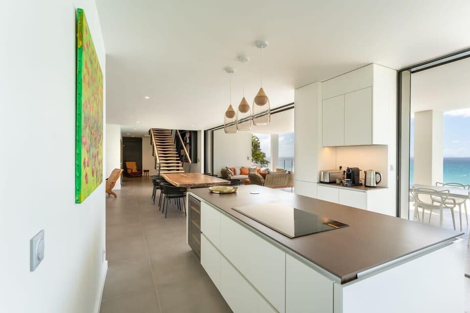American kitchen with pool and sea views