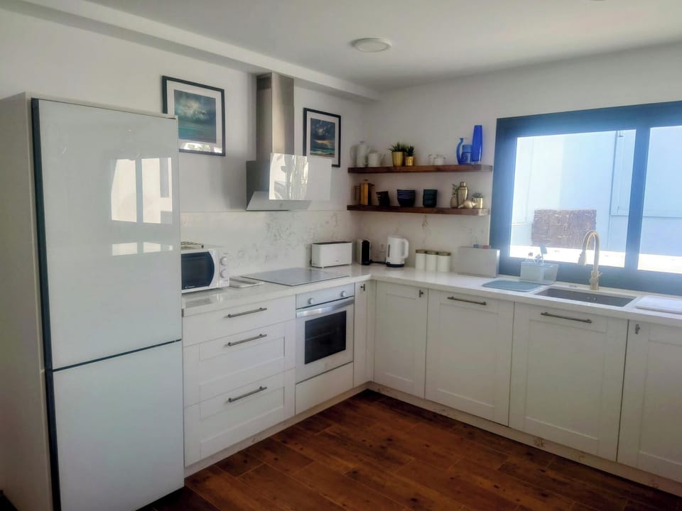 Modern luxury kitchen complete with electrodomestics