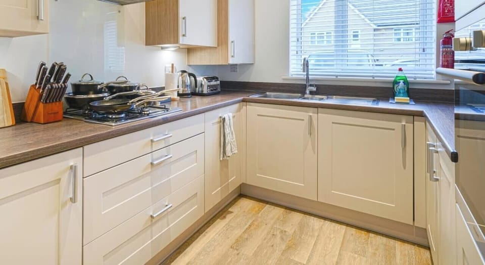 MODERN FULLY EQUIPPED KITCHEN