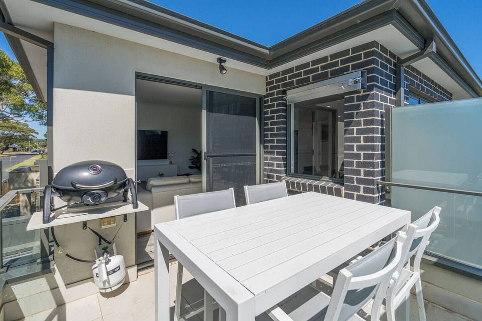 With a BBQ grill right at your fingertips, the alfresco dining space becomes the ultimate outdoor setting for group gatherings.