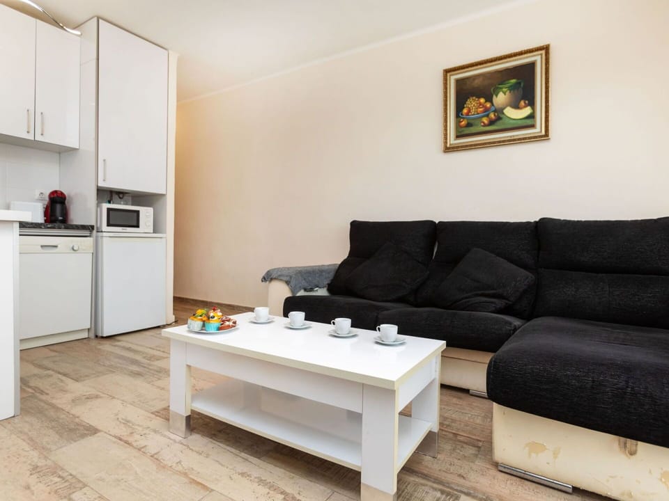 Couch, Furniture, Property, Cabinetry, Picture Frame, Interior Design, Table, Rectangle, Wood, Studio Couch