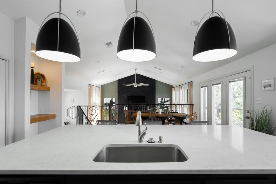 Marbled kitchen counter that brings the elegant look