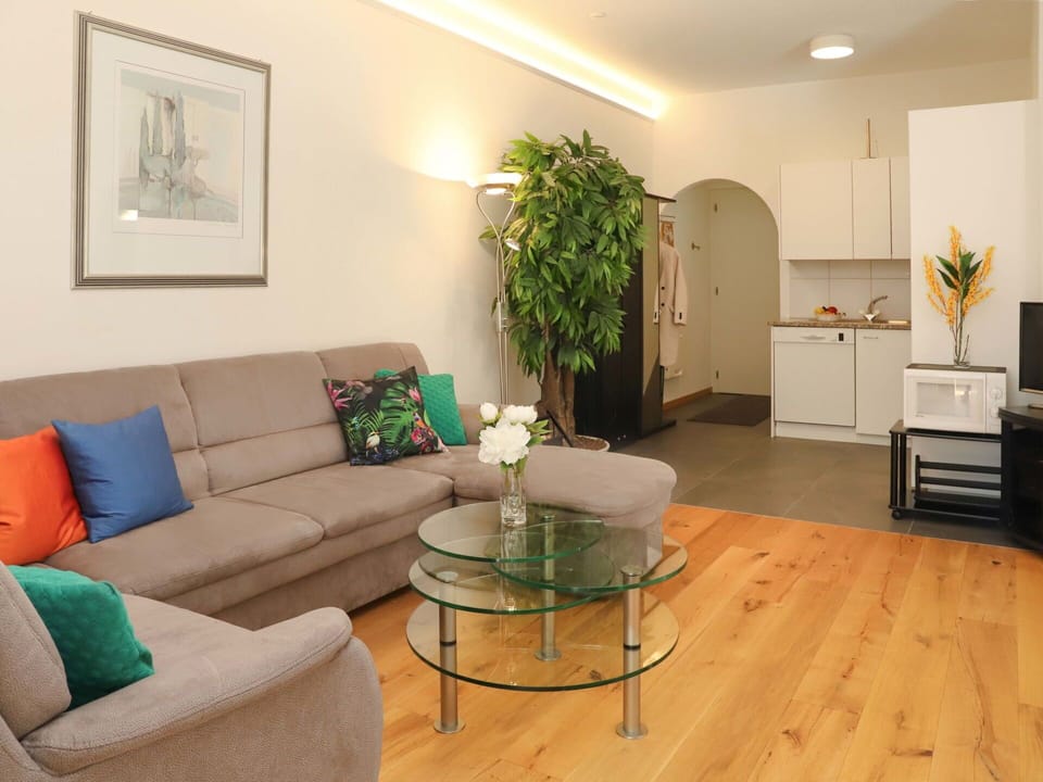 Furniture, Table, Plant, Couch, Houseplant, Building, Comfort, Flowerpot, Wood, Interior Design