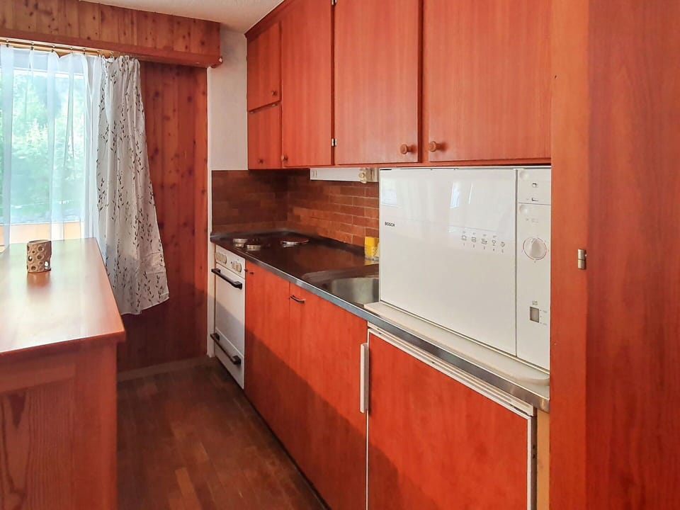 Cabinetry, Countertop, Furniture, Kitchen Appliance, Home Appliance, Kitchen, Building, Wood, Major Appliance, Flooring