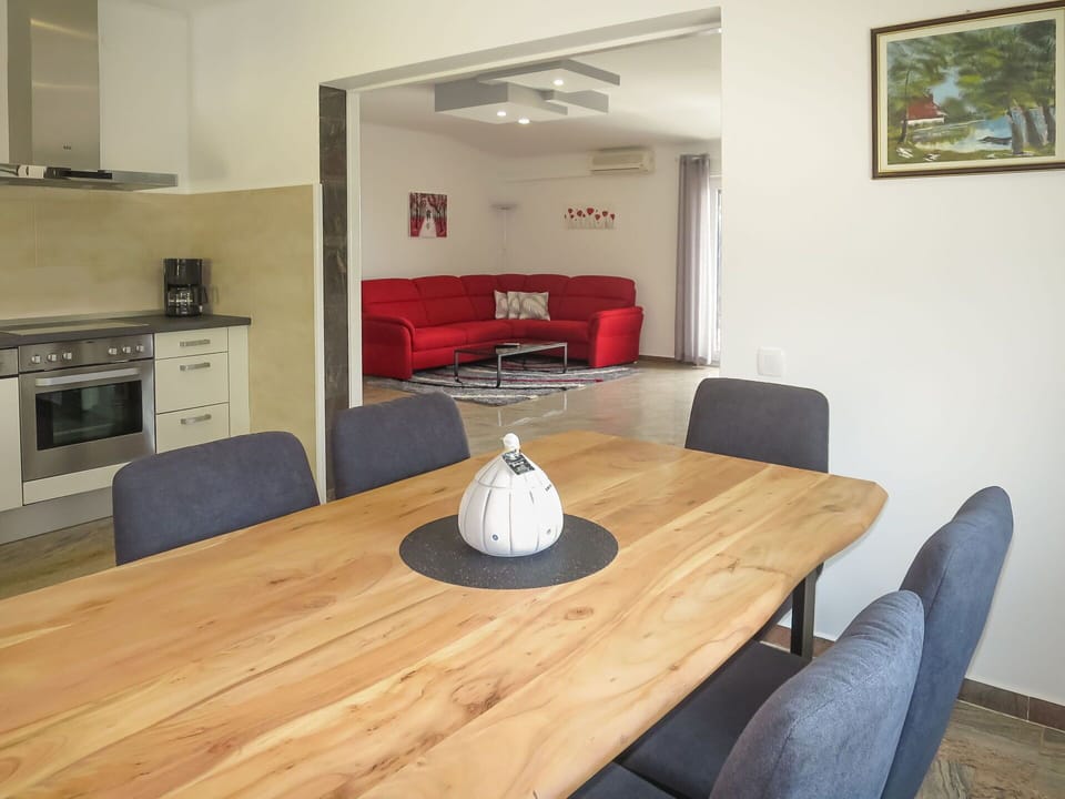 Table, Furniture, Property, Picture Frame, Couch, Wood, Comfort, Kitchen Appliance, Cabinetry, Interior Design