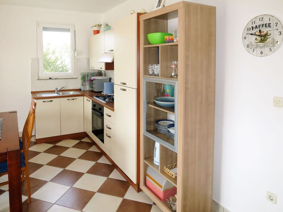 Cabinetry, Furniture, Property, Shelf, Building, Window, Shelving, Interior Design, Door, House
