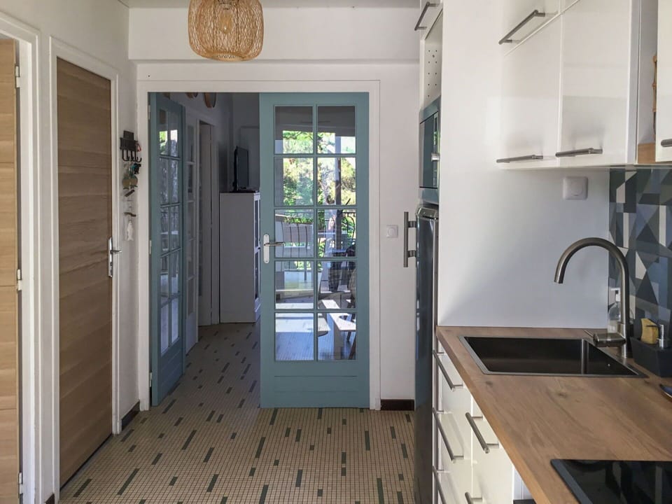 Kitchen Sink, Cabinetry, Property, Sink, Building, Countertop, Door, Tap, Wood