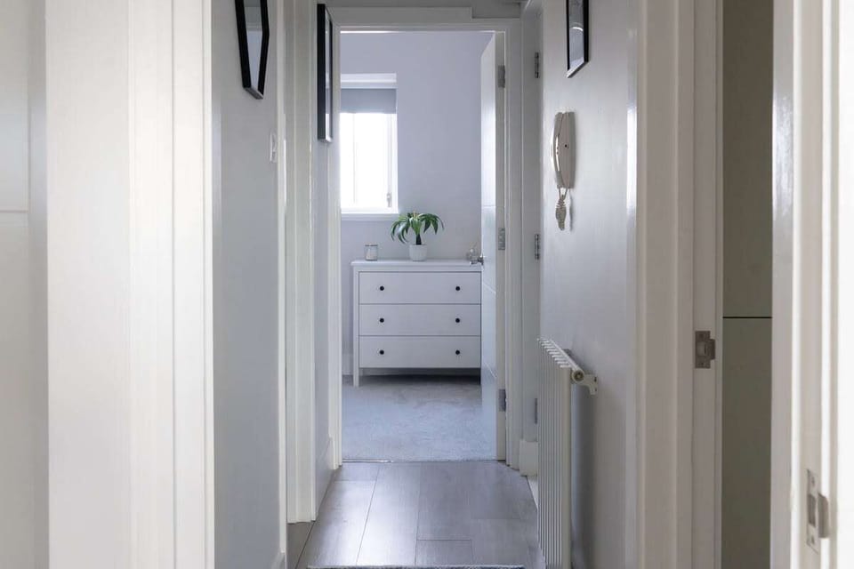 The welcoming hallway at Blue Puffin Stays Short Lets & Serviced Accommodation greets you with warmth and style.