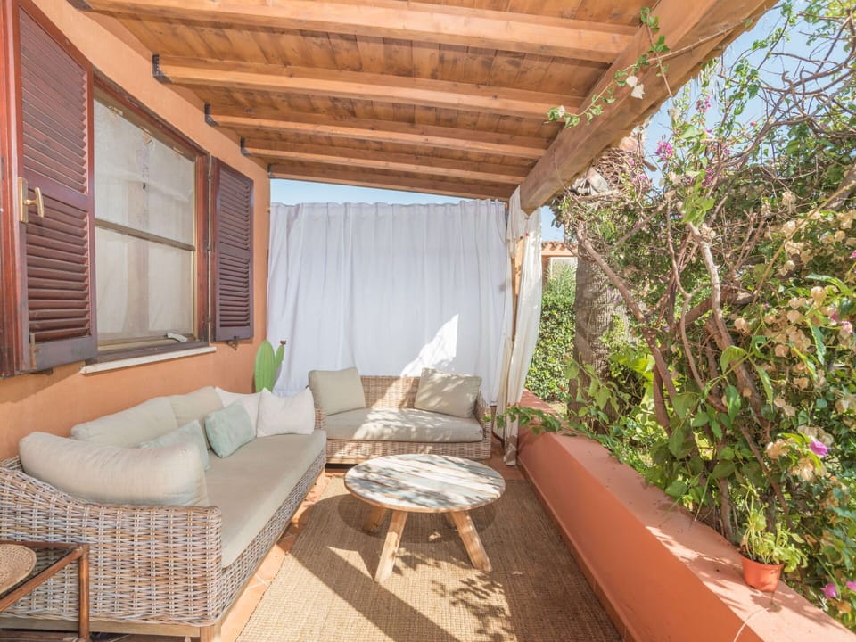 Property, Plant, Furniture, Wood, Building, Shade, Table, Comfort, Interior Design, Cottage