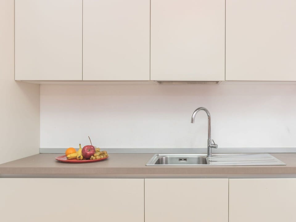 Kitchen Sink, Tap, Sink, Property, Plumbing Fixture, Countertop, Wood, Cabinetry, Interior Design, Flooring