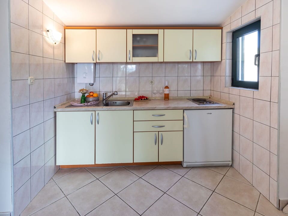 Cabinetry, Tap, Countertop, Kitchen Sink, Sink, Building, Property, Furniture, Kitchen Stove, Kitchen Appliance