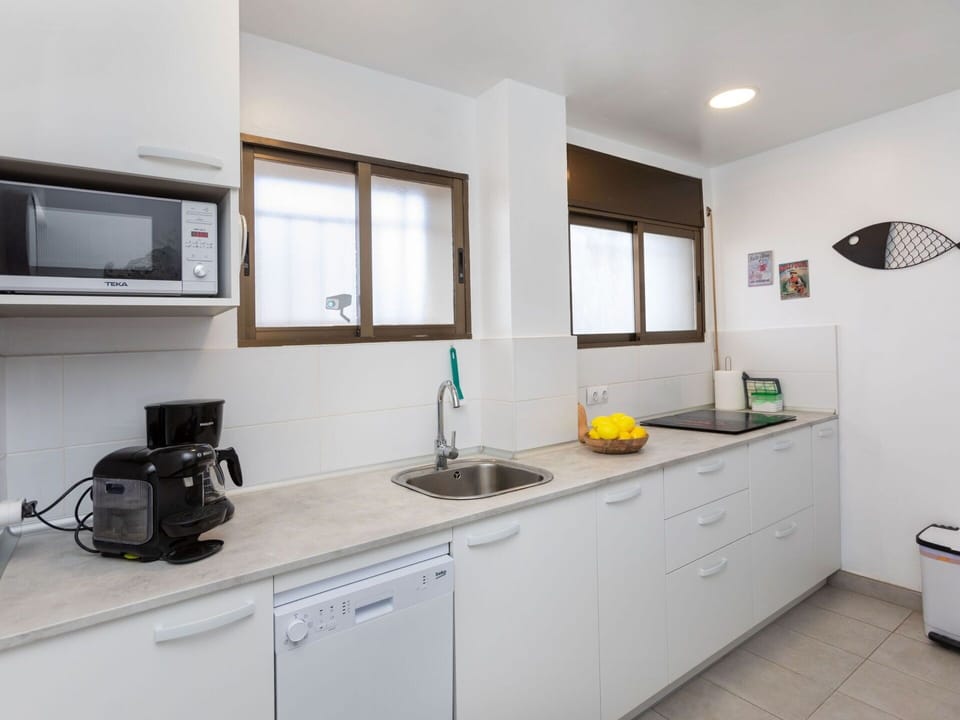 Kitchen Sink, Cabinetry, Sink, Property, Countertop, Tap, Building, Interior Design, Lighting, Kitchen