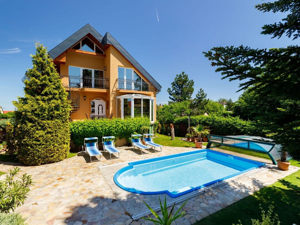 Water, Plant, Building, Daytime, Property, Sky, Swimming Pool, Azure, Tree, Body Of Water