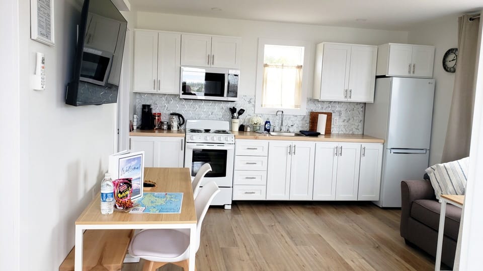 Full kitchen with stove, microwave and fridge (2)