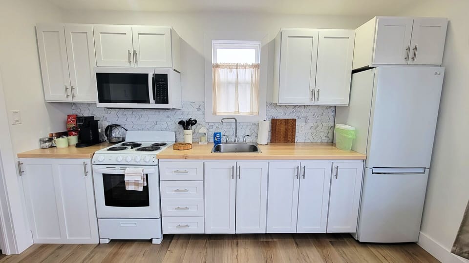 Full kitchen with stove, microwave and fridge (1)
