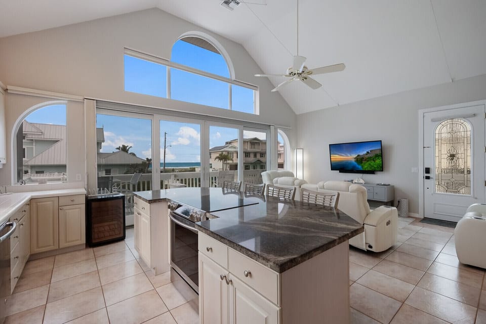 Kitchen - Huge kitchen, fully equipped to enjoy home cooked meals