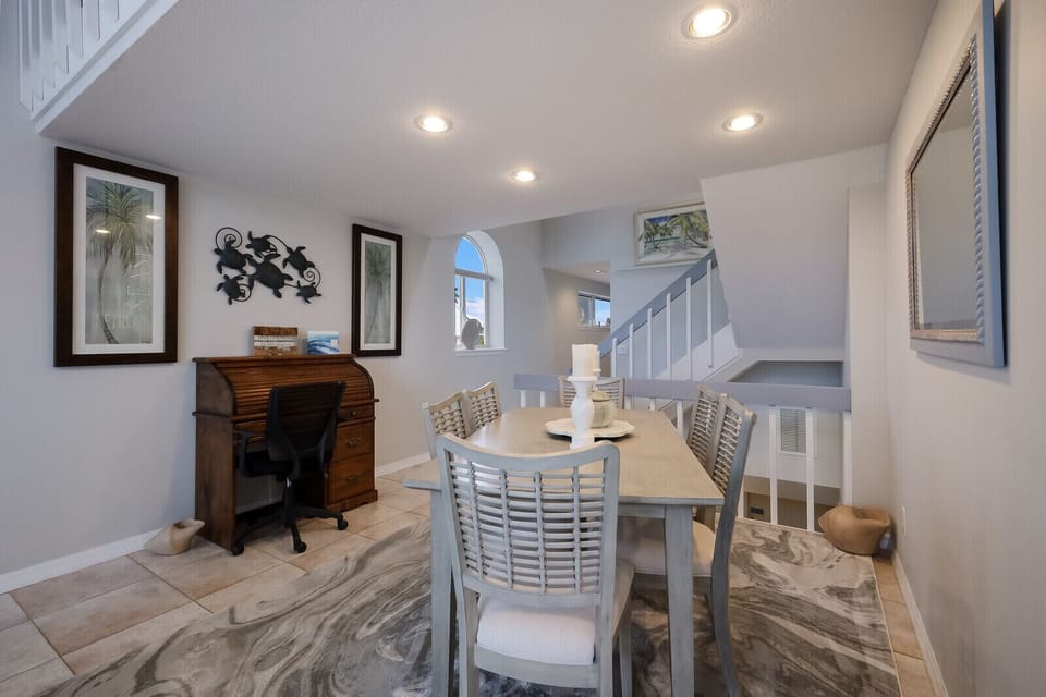 Dining Room - Dining table great for family meals