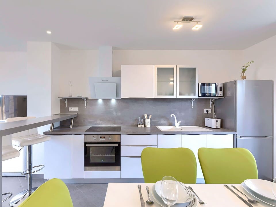 Water, Sky, Building, Azure, Mountain, Tree, Architecture, Body Of Water, Lake, Neighbourhood