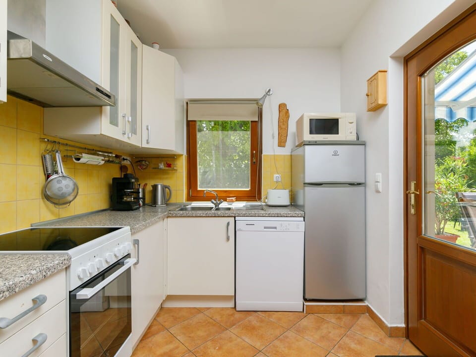 Cabinetry, Countertop, Kitchen Sink, Sink, Kitchen Appliance, Kitchen, Wood, Kitchen Stove, Plant, Houseplant