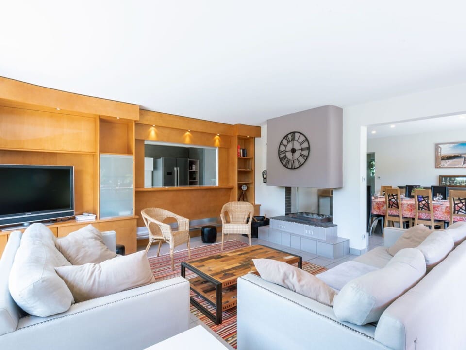 Sky, Plant, Building, Daytime, Property, Tree, Urban Design, Neighbourhood, Residential Area, Woody Plant