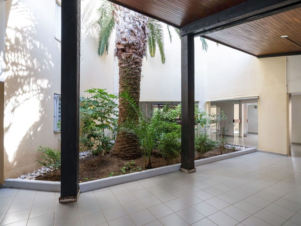 Sky, Plant, Building, Daytime, Property, Tree, Urban Design, Neighbourhood, Residential Area, Woody Plant