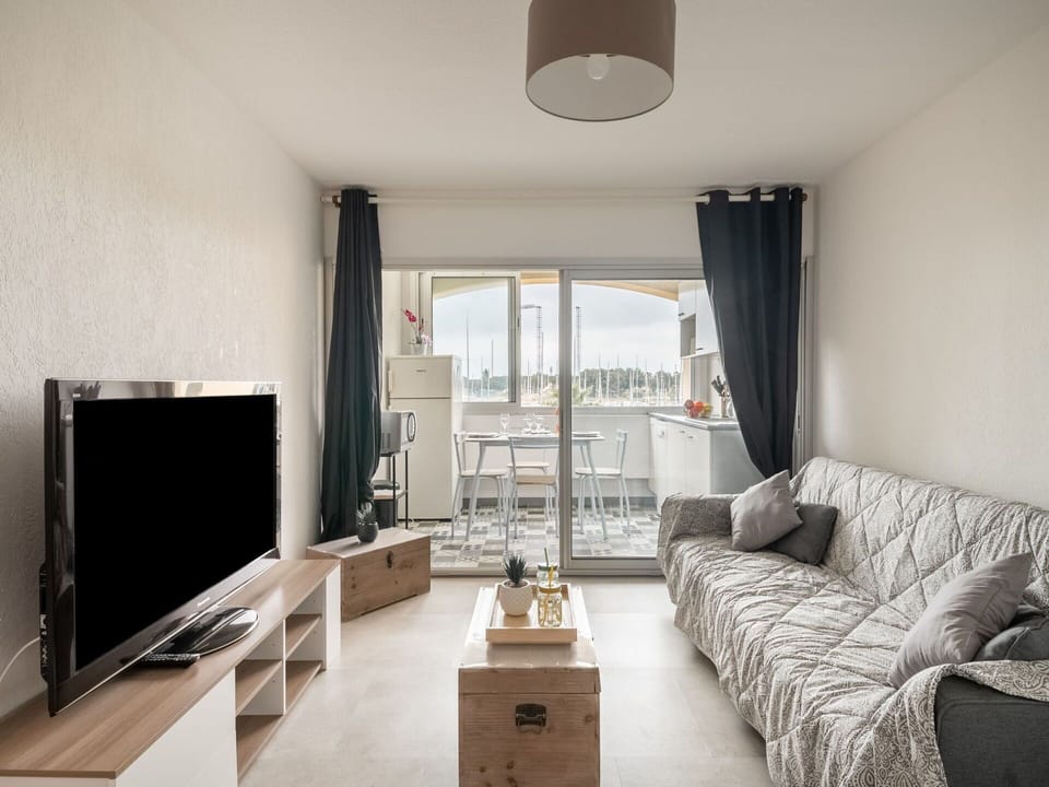 Couch, Property, Furniture, Table, Building, Comfort, Interior Design, Floor, Living Room