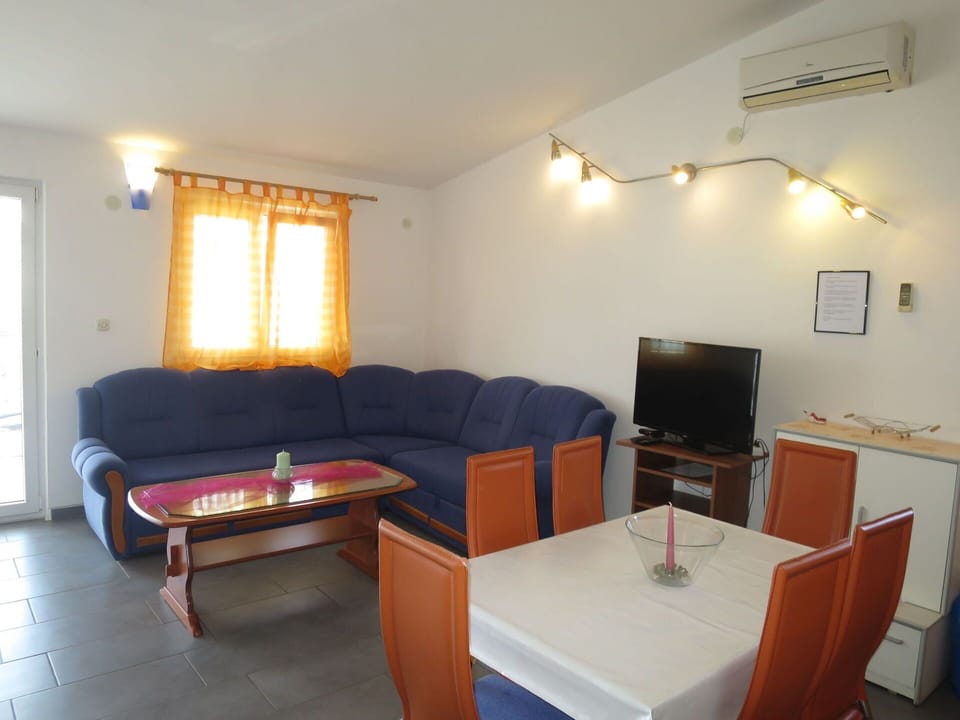 Table, Furniture, Window, Couch, Building, Interior Design, Comfort, Lighting, Studio Couch, Wood