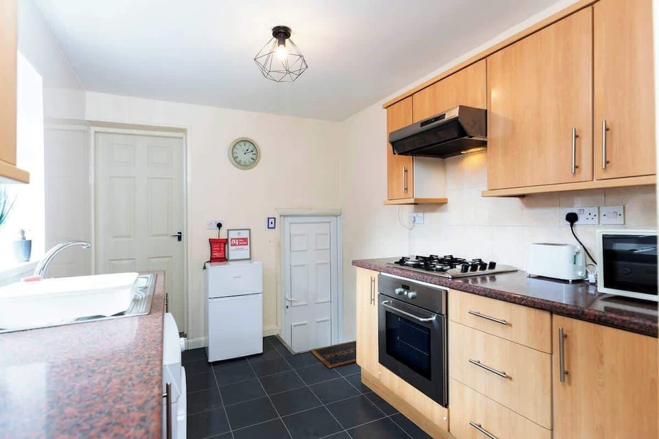 Cook up your favourite meals in this practical kitchen, complete with modern appliances and generous workspace.