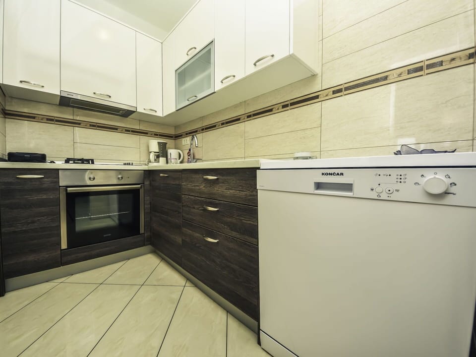 Cabinetry, Countertop, Furniture, Kitchen Stove, Kitchen, Kitchen Appliance, Drawer, Home Appliance, Building, Wood