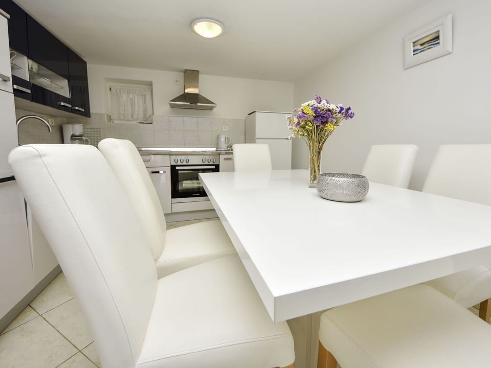 Table, Furniture, Property, Flower, Comfort, Lighting, Chair, Architecture, Interior Design, Building