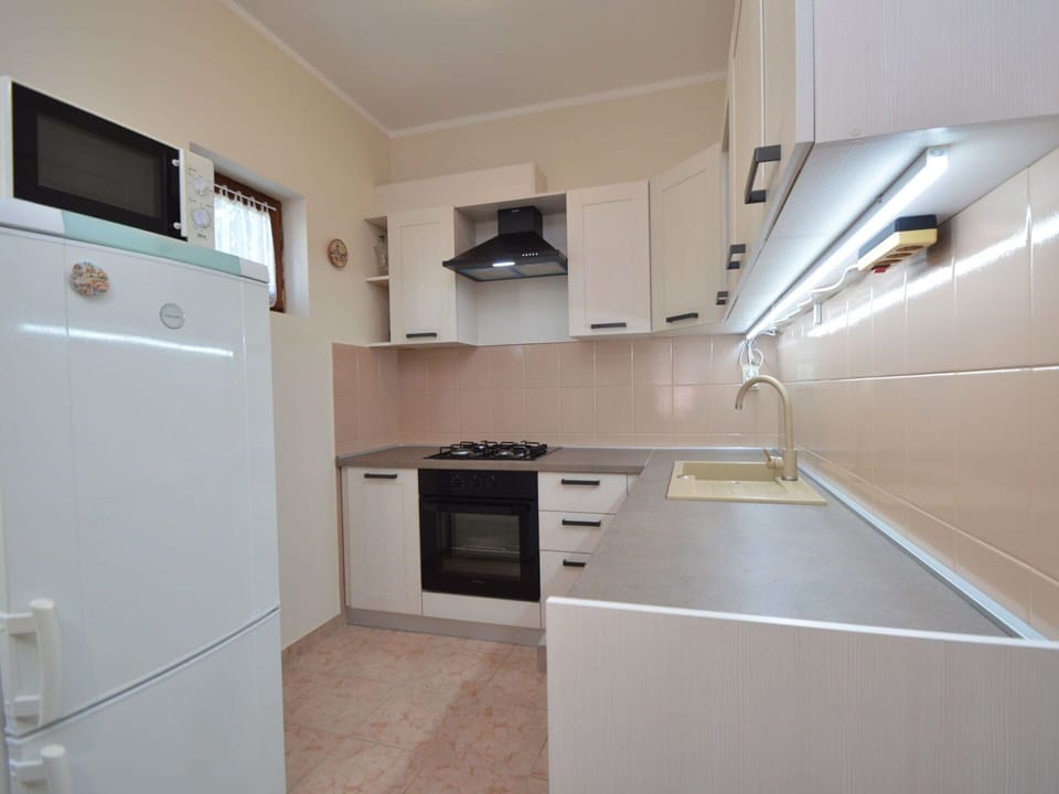 Cabinetry, Countertop, Property, Building, Kitchen Sink, Kitchen Appliance, Kitchen Stove, Kitchen, Home Appliance, Wood