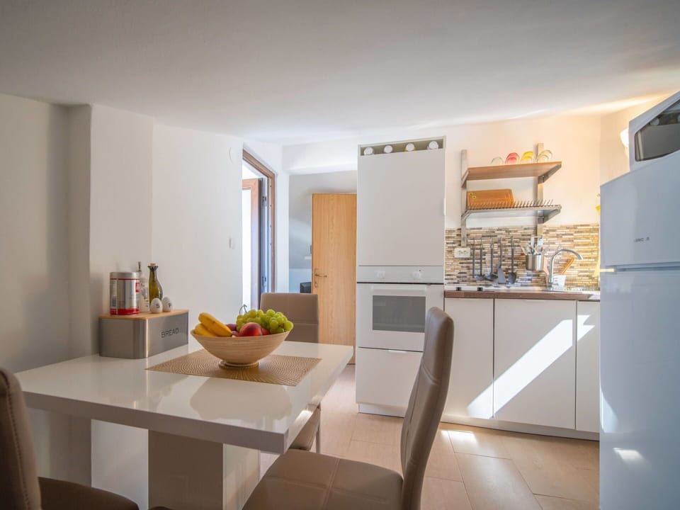 Property, Cabinetry, Furniture, Building, Table, Kitchen, Houseplant, Countertop, Kitchen Appliance, Orange