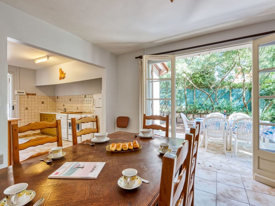 Table, Furniture, Property, Wood, Chair, Interior Design, Flooring, Floor, Wall, Real Estate
