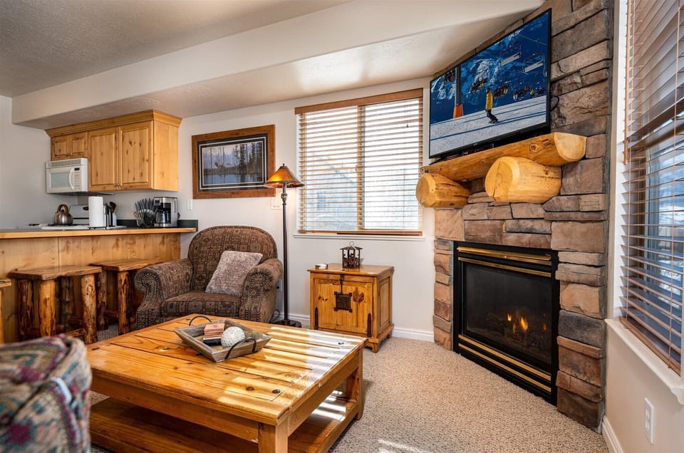 Enjoy entertainment on the large Smart TV equipped with Cable/Satellite TV and access to streaming Netflix.
