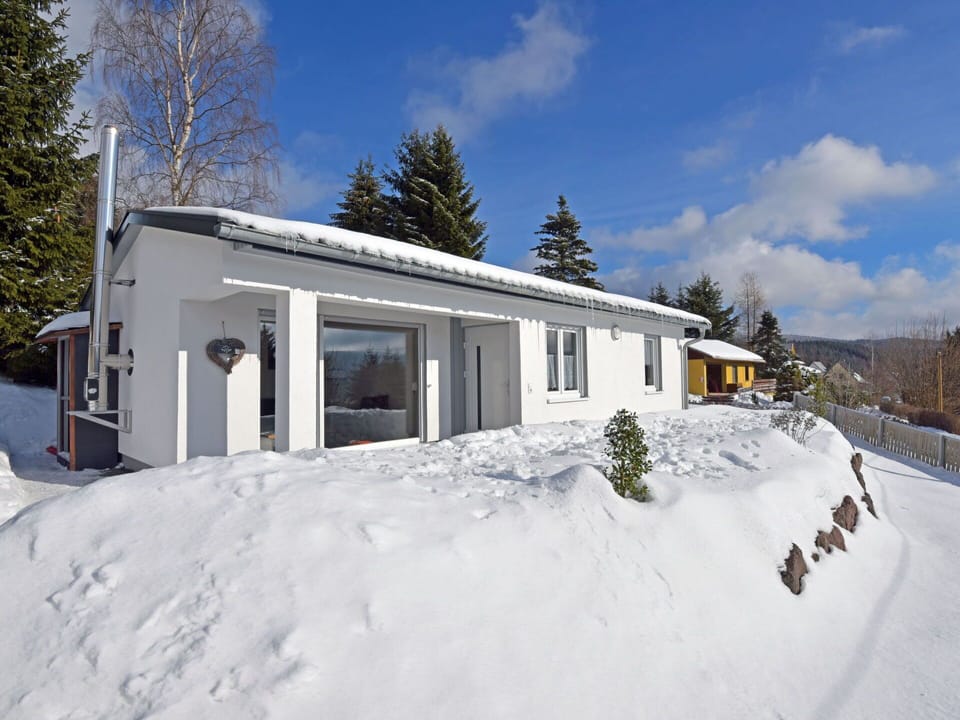 Sky, Cloud, Snow, Building, Property, Window, Plant, Tree, House, Slope