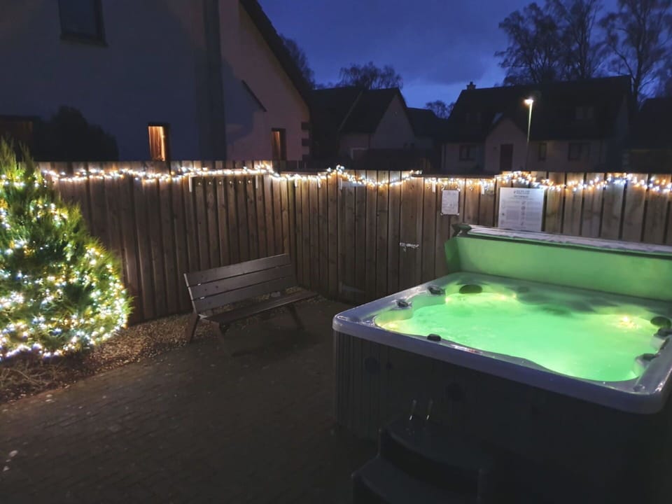 Water, Sky, Pool, Light, Plant, Building, Tree, Architecture, House