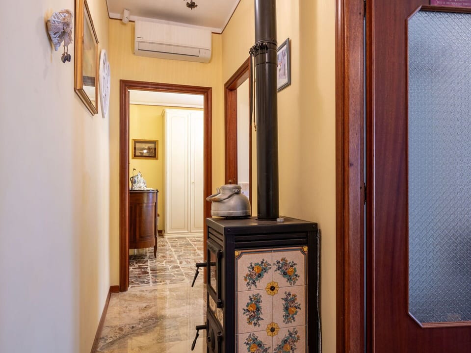 Property, Wood, Interior Design, Picture Frame, Door, Flooring, Hardwood, Building, Living Room, Ceiling