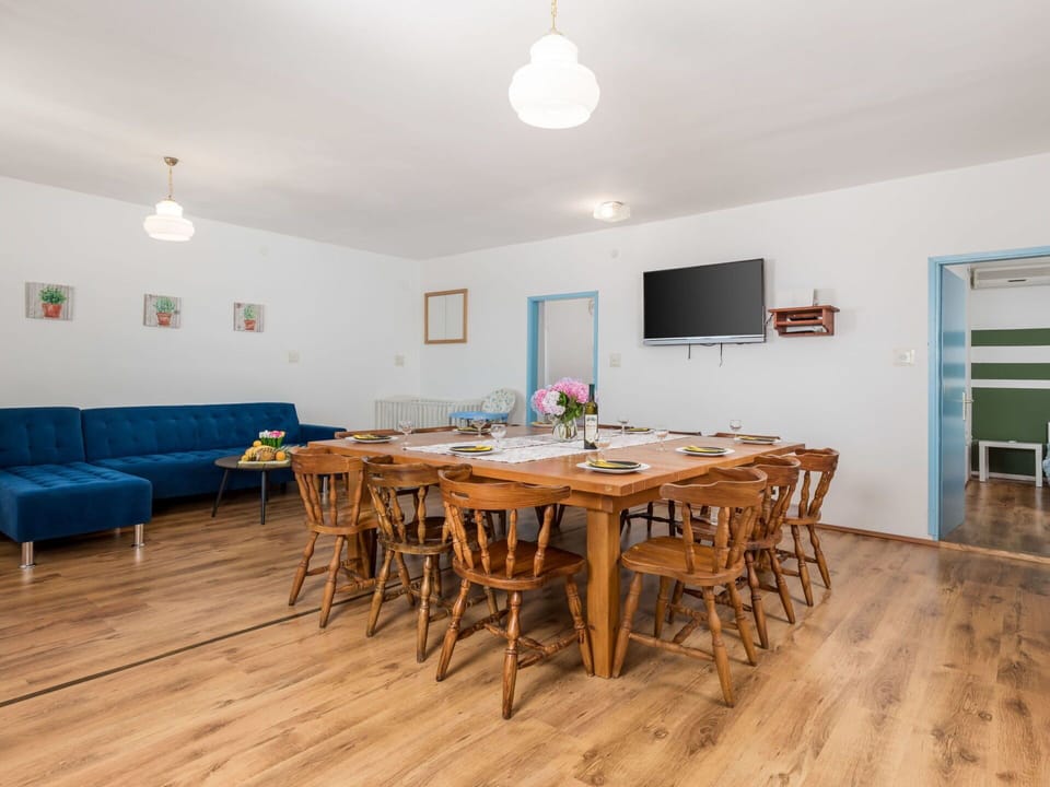 Table, Furniture, Building, Wood, Interior Design, Flooring, Chair, Floor, Couch, Kitchen & Dining Room Table