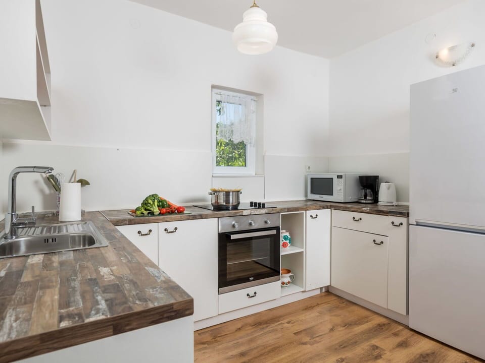 Countertop, Cabinetry, Property, Kitchen Sink, Sink, Kitchen Stove, Tap, Kitchen Appliance, Kitchen, Wood