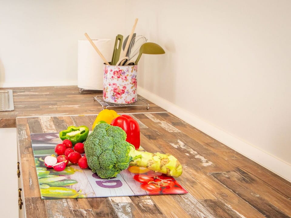 Food, Table, Plant, Wood, Natural Foods, Ingredient, Tableware, Flooring