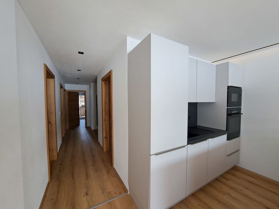 Flooring, Floor, Interior Design, Wood Flooring, Wood, Ceiling, Countertop, Room, Laminate Flooring, Kitchen