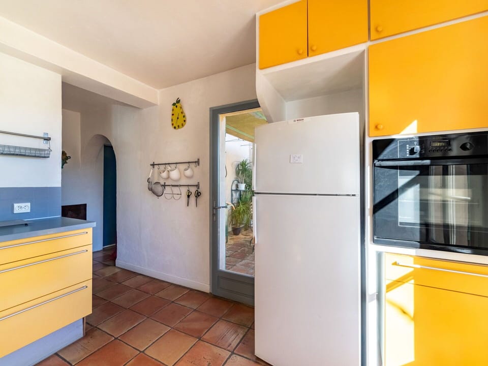 Cabinetry, Property, Furniture, Building, Interior Design, Kitchen, Kitchen Appliance, Home Appliance, Door, Lighting