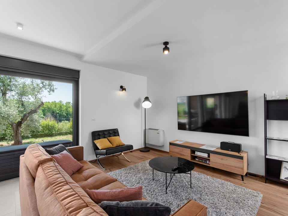 Couch, Furniture, Table, Plant, Comfort, Wood, Interior Design, Living Room, Floor, Studio Couch