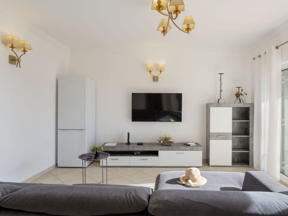 Brown, Property, Furniture, Couch, Wood, Lighting, Interior Design, Living Room, Comfort