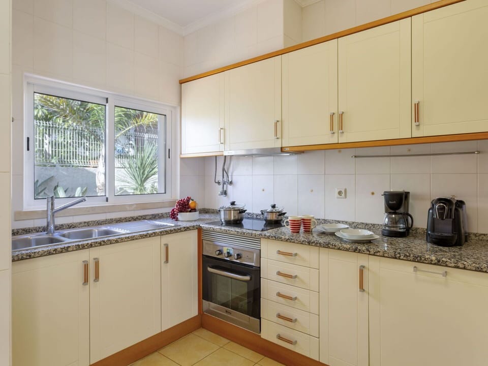 Cabinetry, Countertop, Kitchen Sink, Property, Sink, Tap, Kitchen, Kitchen Appliance, Window, Kitchen Stove